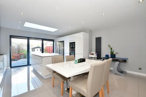 9 Cambridge Close, Langdon Hills, Basildon, SS16 6UW