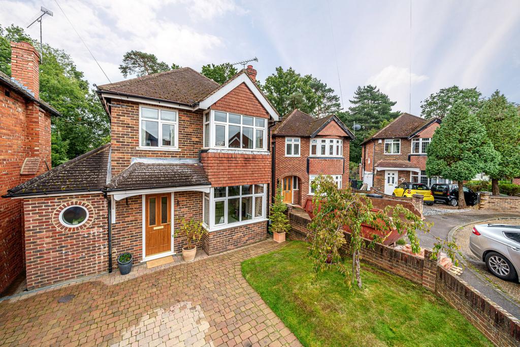 Waltham Avenue, Guildford, GU2 3 bed detached house £525,000