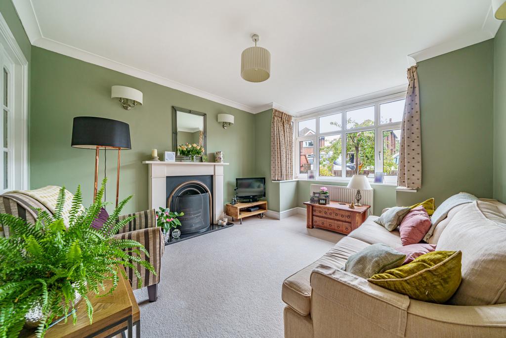 Waltham Avenue, Guildford, GU2 3 bed detached house £525,000
