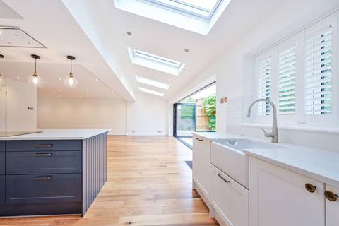 18b Grafton Close, Worcester Park, KT4 7JY