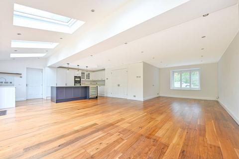 18b Grafton Close, Worcester Park, KT4 7JY
