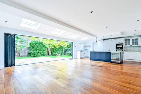 18b Grafton Close, Worcester Park, KT4 7JY