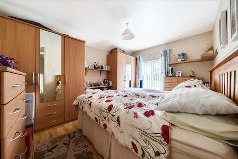 3 bedroom link detached house for sale - Queen Emmas Dyke,  Witney,  OX28