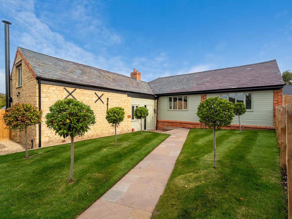 Wood Burcote, Towcester, Northamptonshire NN12 6JR 4 bed semidetached