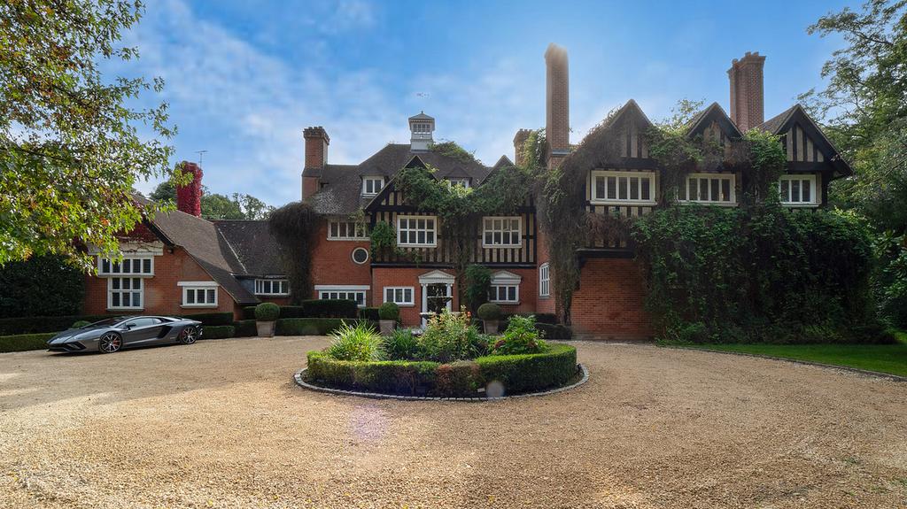 Seven Hills Road, Waltononthames, KT12 6 bed country house for sale