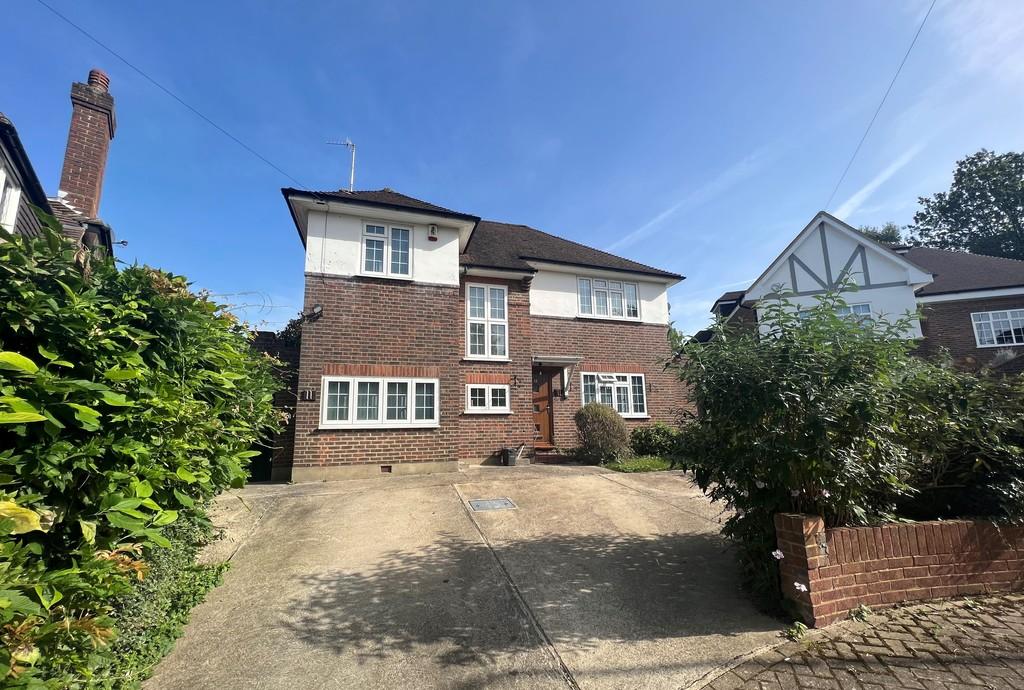 Paines Close, Pinner HA5 4 bed detached house £3,000 pcm (£692 pw)
