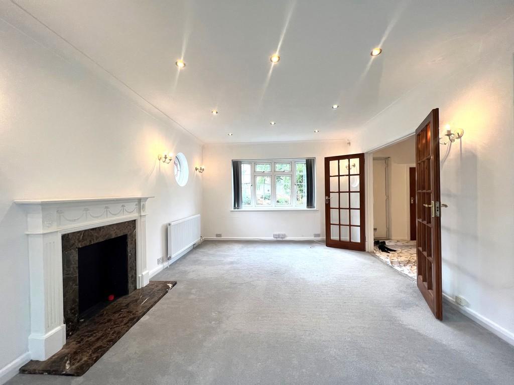 Paines Close, Pinner HA5 4 bed detached house £3,000 pcm (£692 pw)