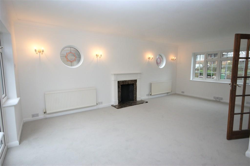 Paines Close, Pinner HA5 4 bed detached house to rent £3,000 pcm (£