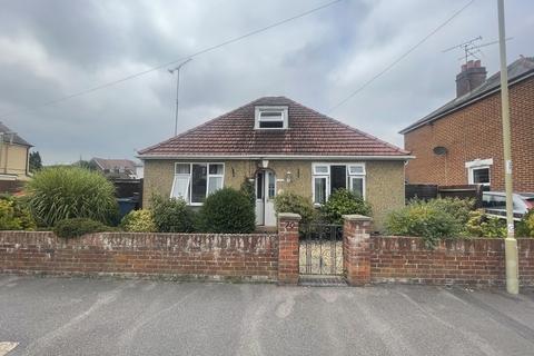 4 bedroom detached bungalow to rent - Clarence Road, Hampshire GU51