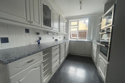 4 bedroom detached bungalow to rent - Clarence Road, Hampshire GU51