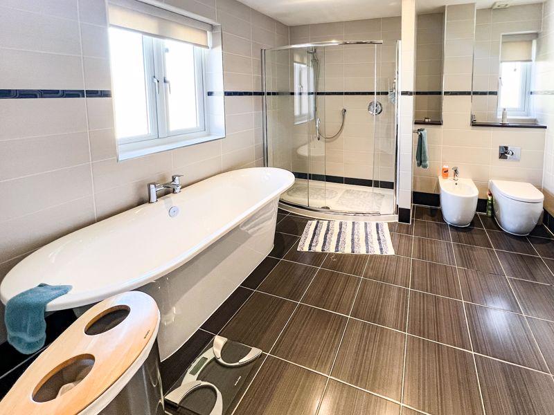En suite to master