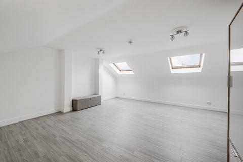 3 bedroom flat to rent, Comer Crescent, Norwood Green, Southall, UB2 4XD