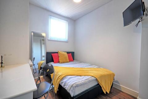 1 bedroom in a house share to rent, Malden Road, Kensington,,