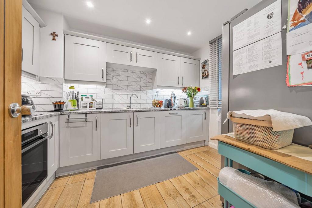 Strathdon Drive, Earlsfield, London, SW17 3 bed for sale £