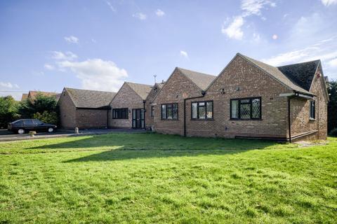 5 bedroom bungalow for sale - Arden Heath Bungalow, Loxley Road, Stratford-upon-Avon