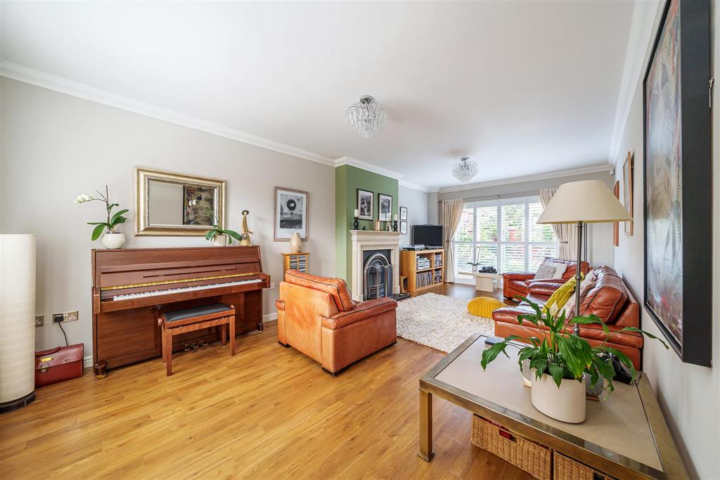 Oakwood Close, Desborough, Kettering, Northamptonshire 5 bed detached