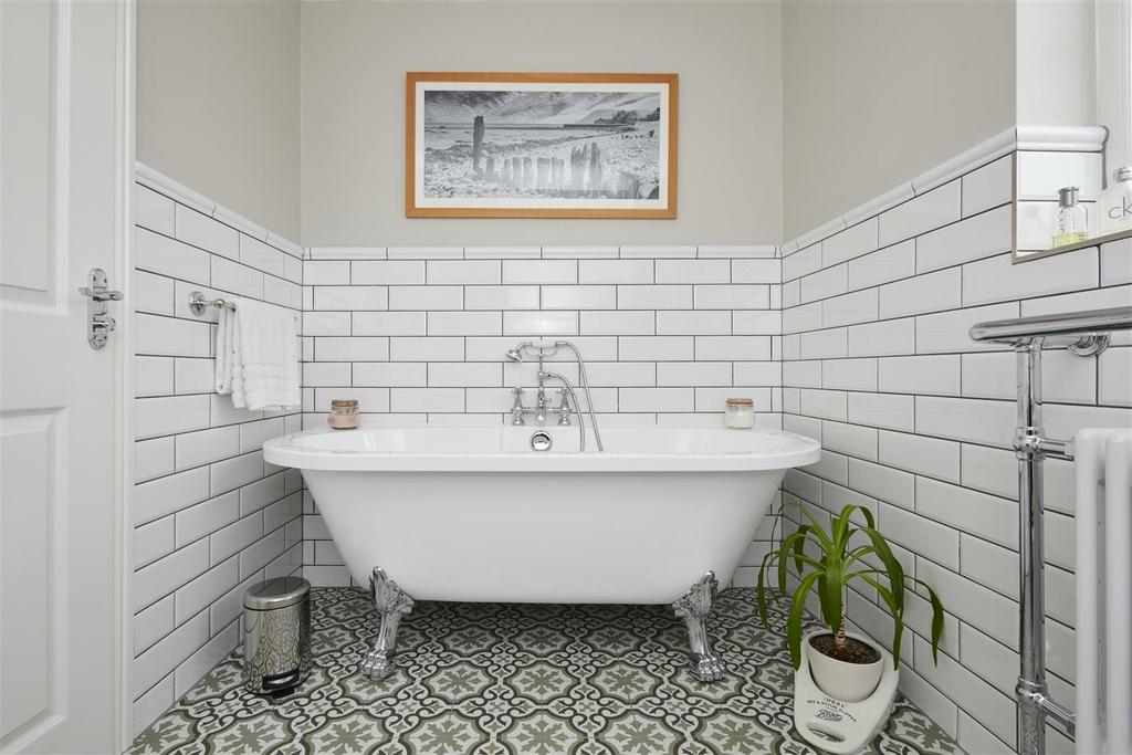 Freestanding bath