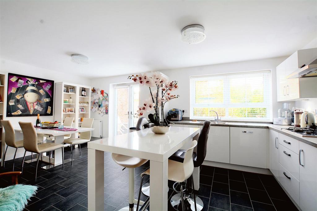DSC 8681kitchen diner.jpg