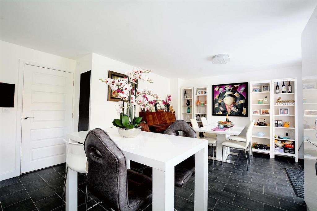 DSC 8699kitchen diner.jpg