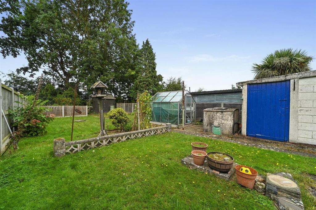 Milton Road, Lawford 3 bed semidetached house for sale £290,000