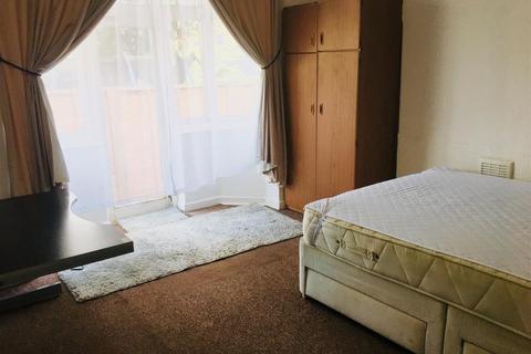 2 bedroom flat to rent, *£102pppw Excluding Bills* Flat 1, Albert Road, NOTTINGHAM NG2