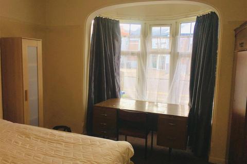 2 bedroom flat to rent, *£102pppw Excluding Bills* Flat 1, Albert Road, NOTTINGHAM NG2