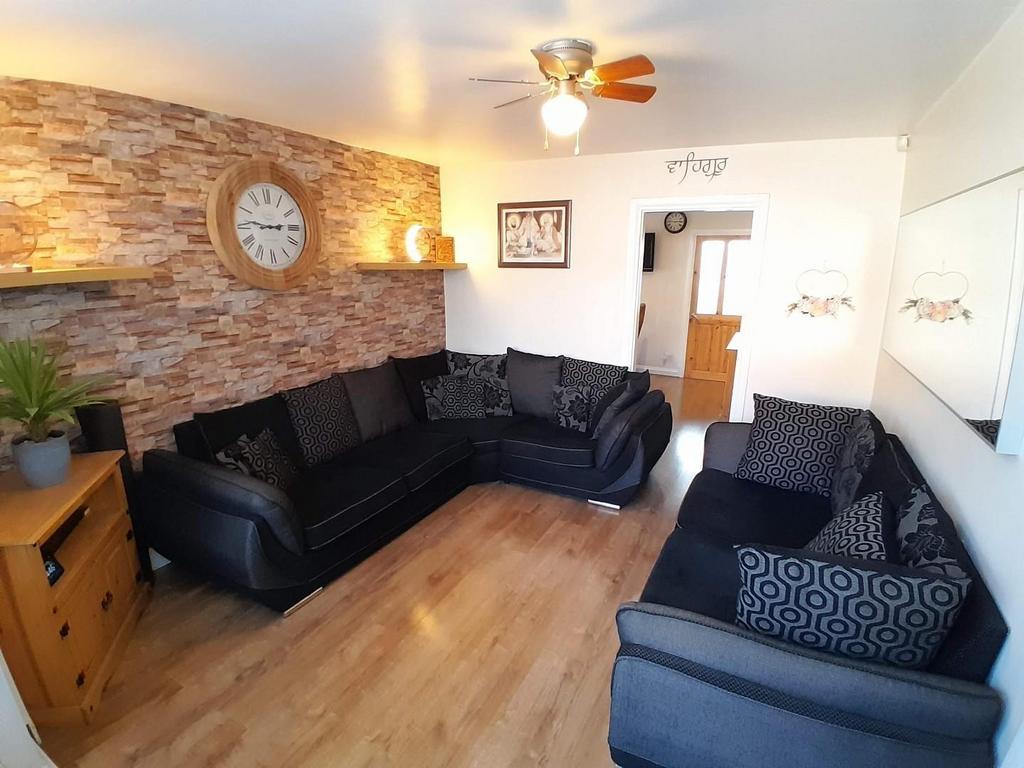 Road, West Bromwich 3 bed detached house £280,000