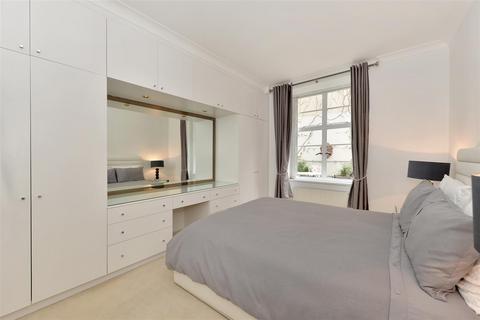 1 bedroom flat to rent, Halkin Place, Belgravia, London