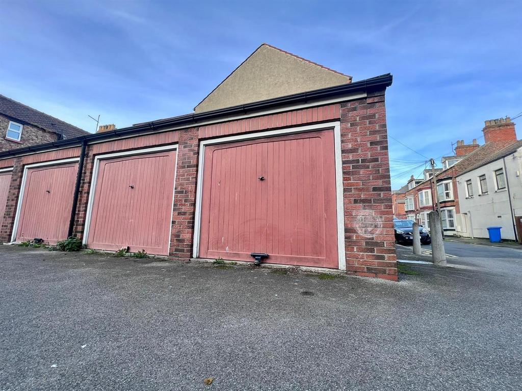 Garage, Westmoreland Grove... Garage £80 pcm (£18 pw)