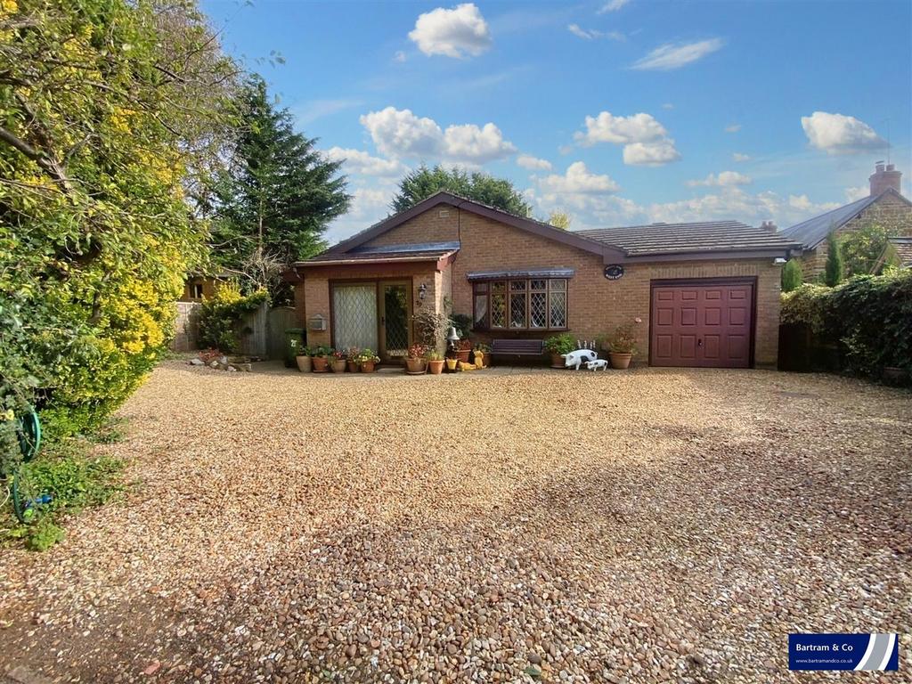 West End, Bugbrooke, Northampton 3 bed detached bungalow for sale £
