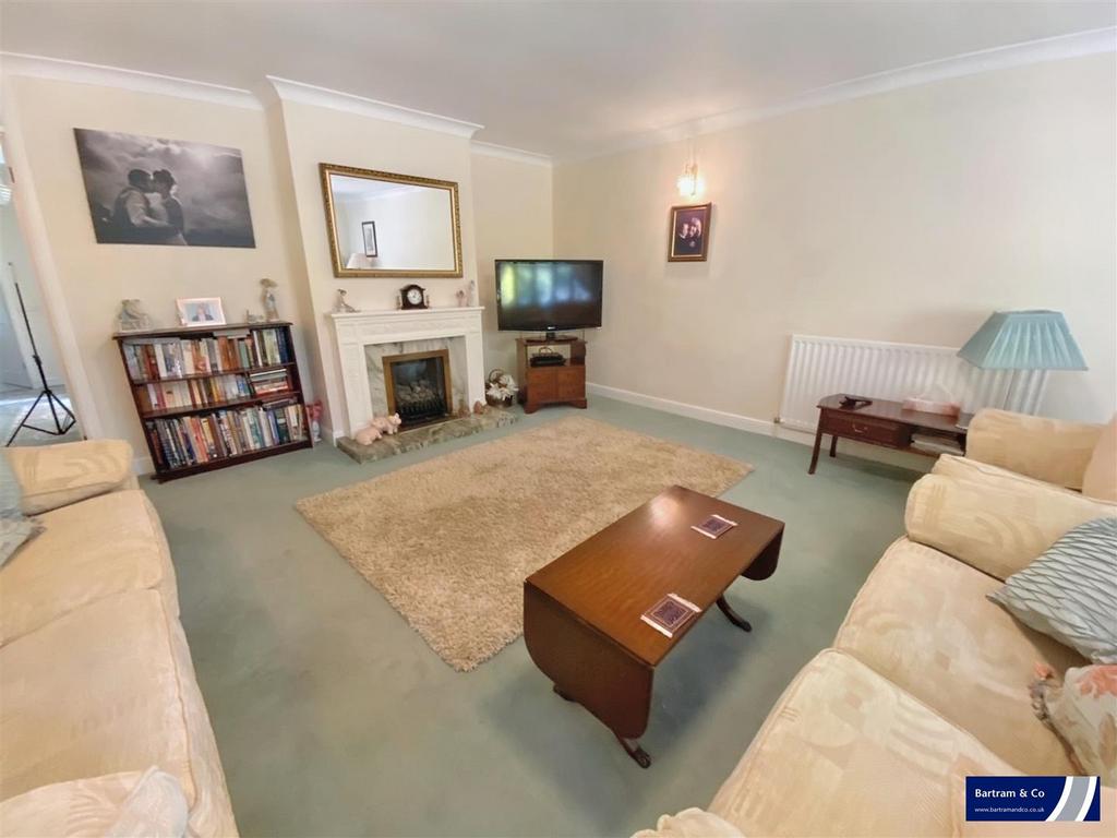 West End, Bugbrooke, Northampton 3 bed detached bungalow for sale £