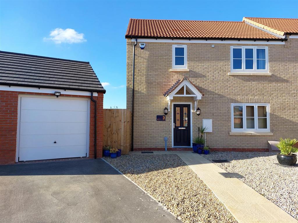 Bilberry Avenue, Eastfield, Scarborough 3 bed semidetached house for