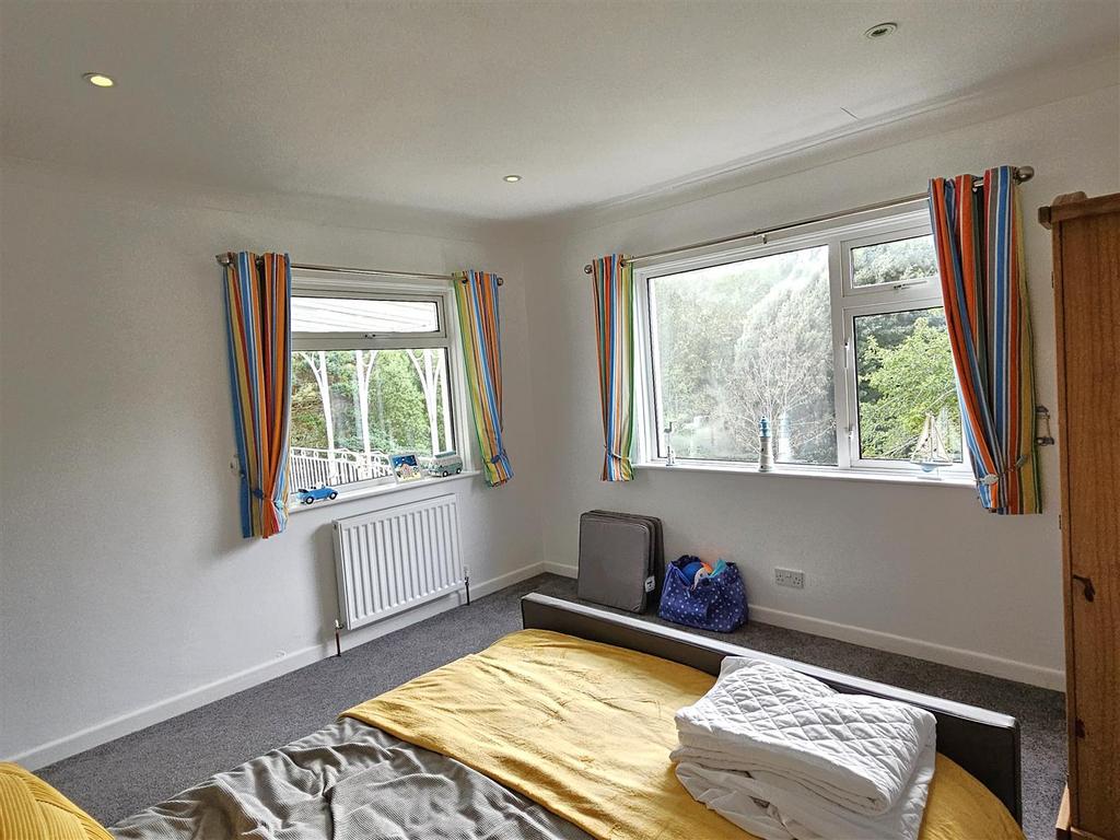 Bedroom 2 (2).jpg