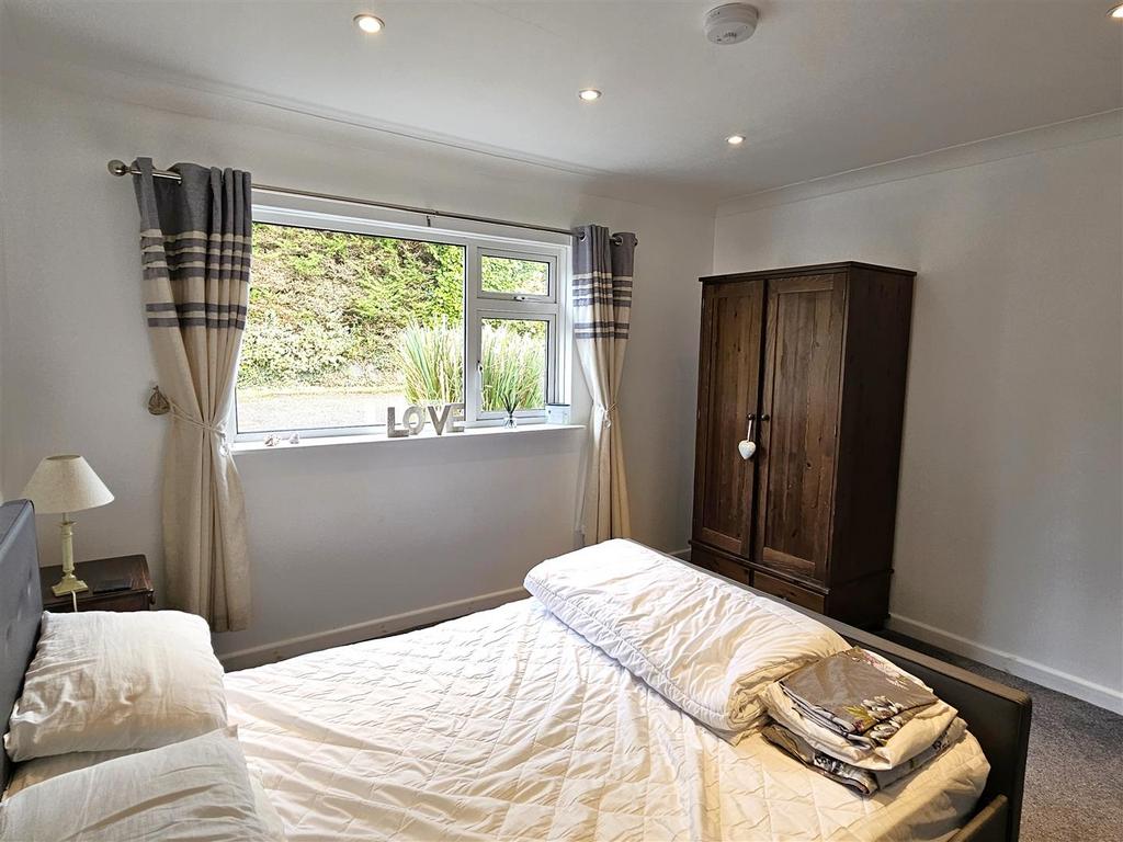 Bedroom 3 (2).jpg