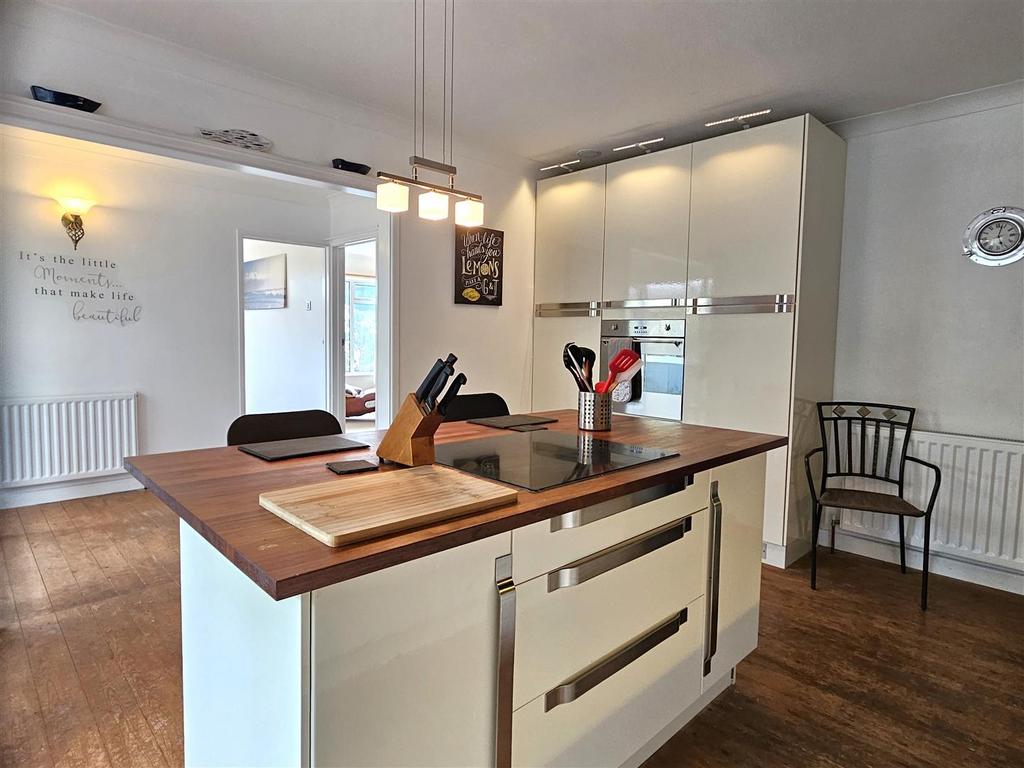 Kitchen (2).jpg