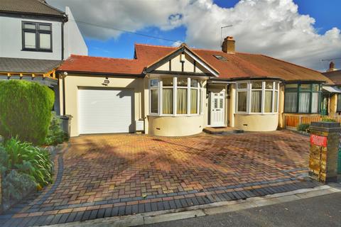 6 bedroom bungalow for sale - Roding Lane South, Redbridge