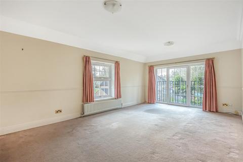 3 bedroom apartment to rent, Ockham Road South, East Horsley,