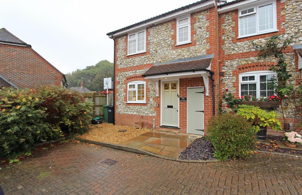 16 Willowbank Gardens, Tadworth 3 bed semidetached house £2,000 pcm