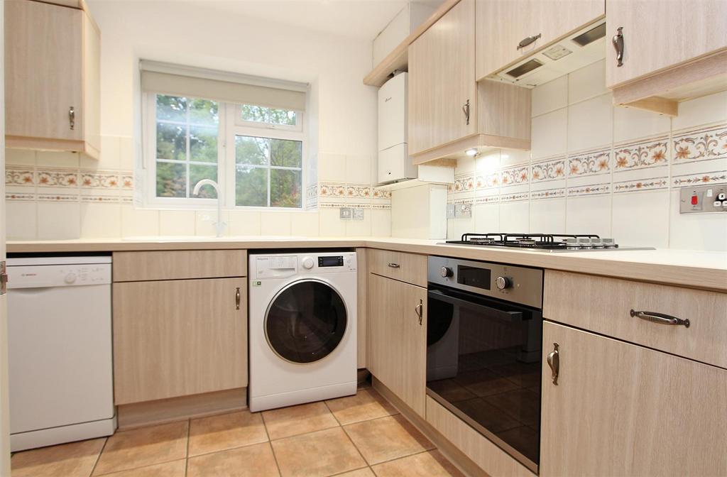 16 Willowbank Gardens, Tadworth 3 bed semidetached house £2,000 pcm (£462 pw)