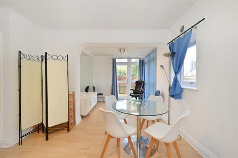 55 Falcon Way, London, E14 9UP