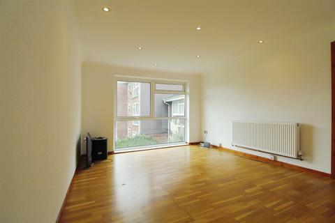 2 bedroom flat for sale - Welland Close, Slough