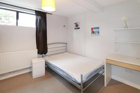 4 bedroom flat to rent, Hayfield Road