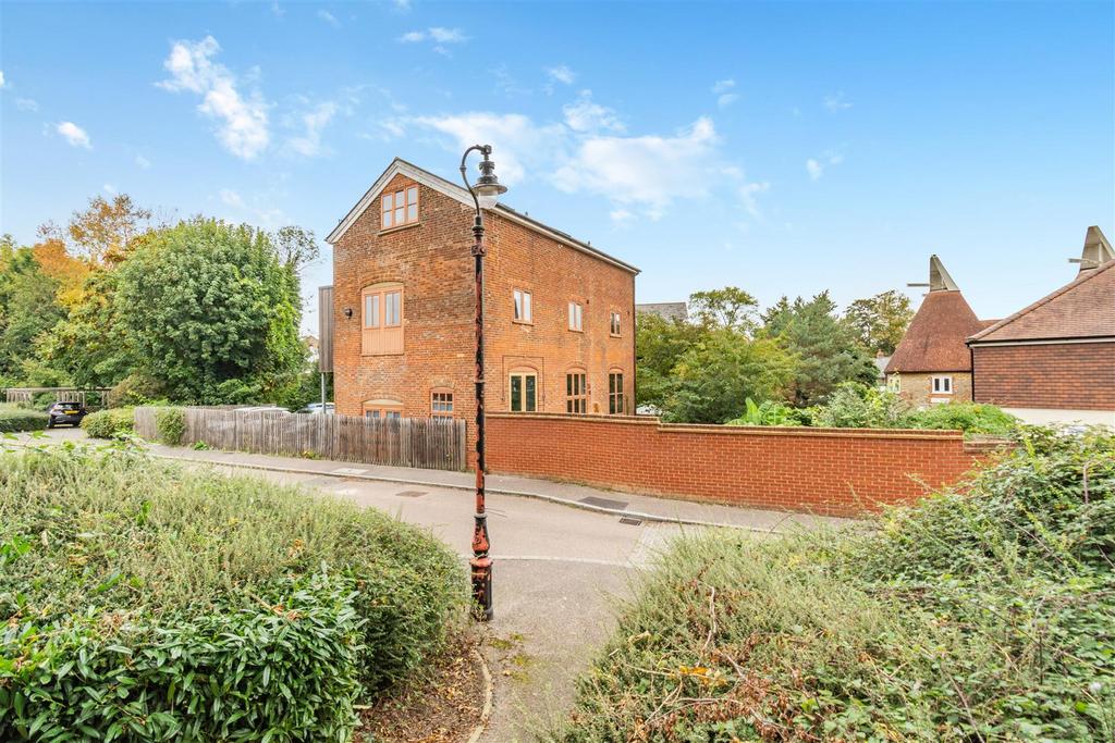 Upper Mill, East Malling, West Malling 3 bed semidetached house for
