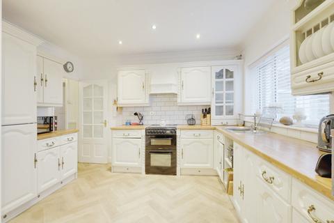 22 Alan Grove, Leigh-on-sea, SS9 5RU