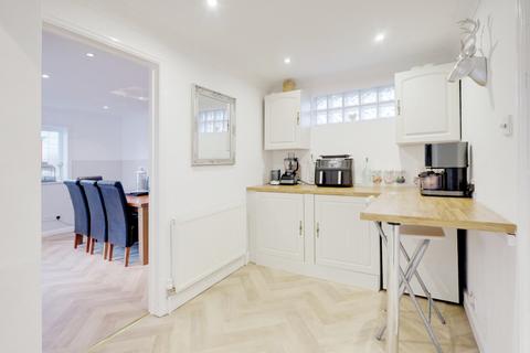 22 Alan Grove, Leigh-on-sea, SS9 5RU