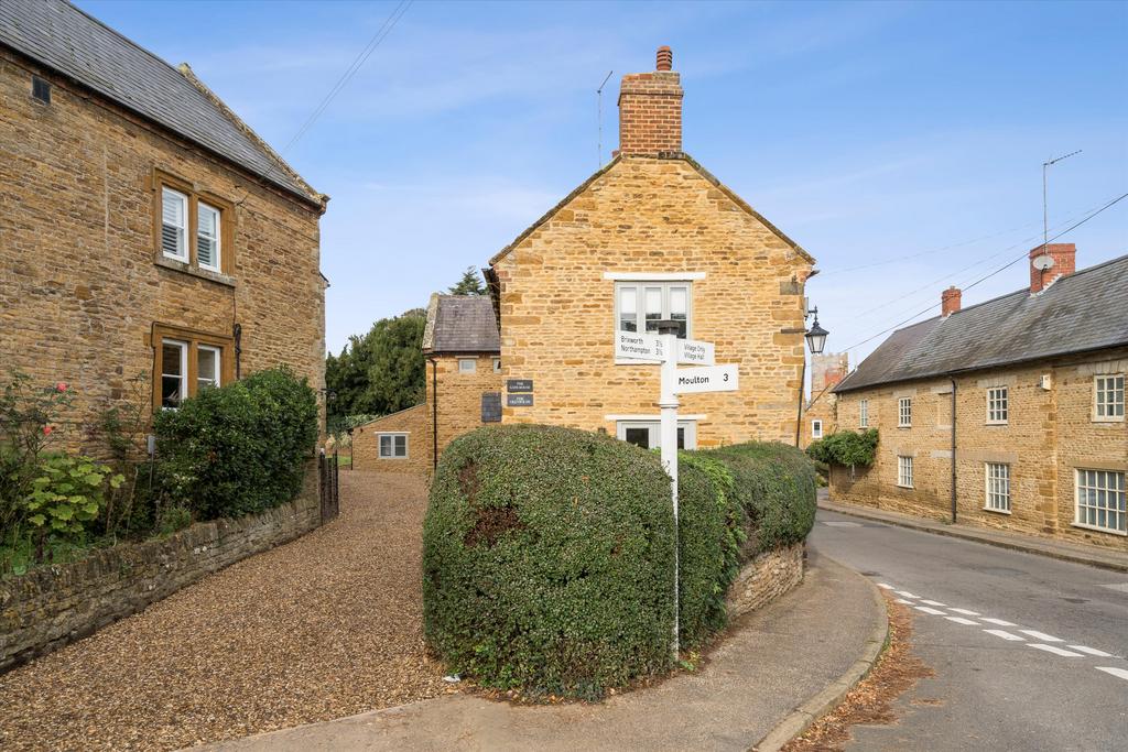 Church Street, Boughton, Northampton, NN2 4 bed village house for sale