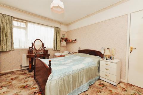 2 bedroom bungalow for sale - Barton Drive, Barton on Sea, New Milton, Hampshire, BH25