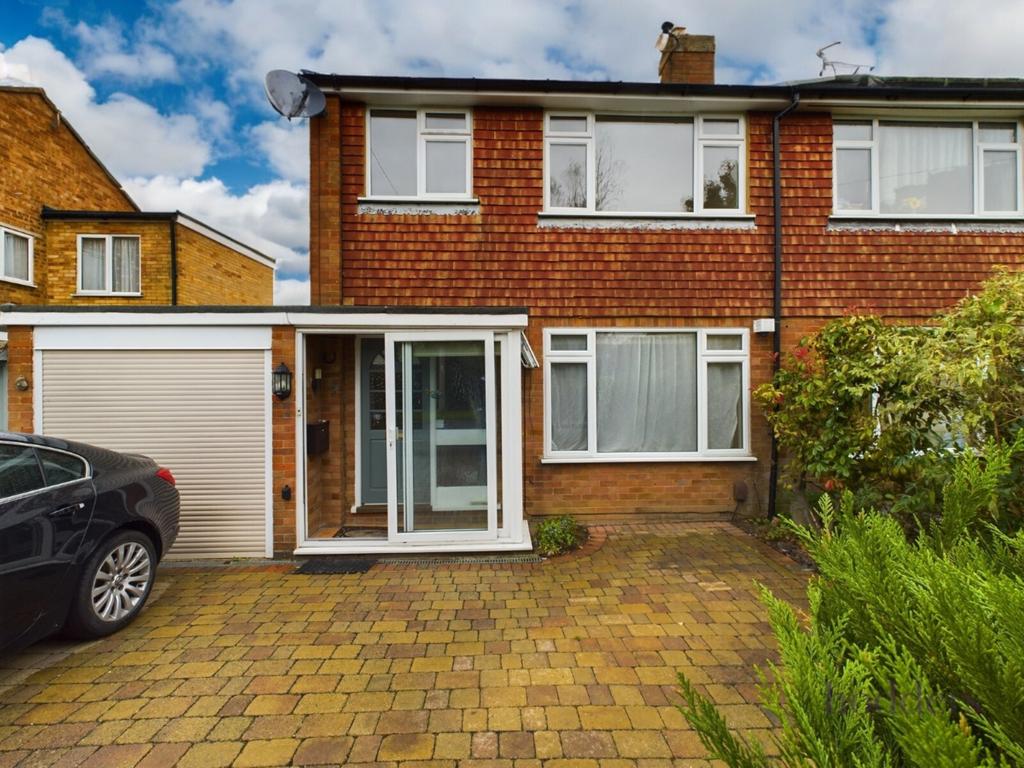 Fletcher Road, Ottershaw, Surrey, KT16 3 bed semidetached house to