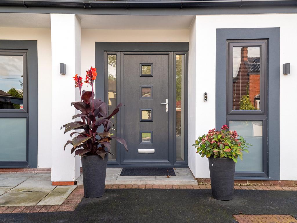 BurtononTrent, Derbyshire, DE13 8LA 3 bed detached house for sale £