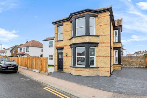 4 bedroom detached house for sale - Church Road, Shoeburyness, SS3